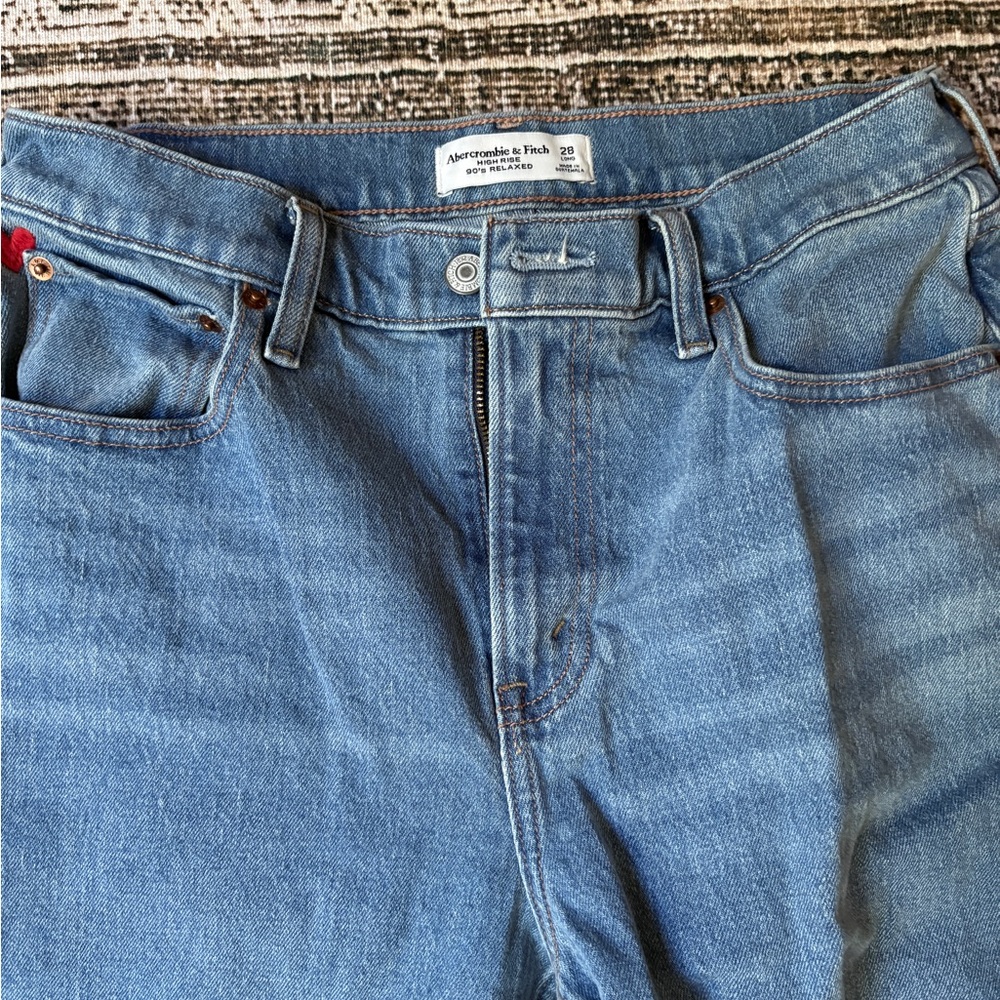Abercrombie & Fitch High Rise 90’s Relaxed Jeans w/ heart Detail
